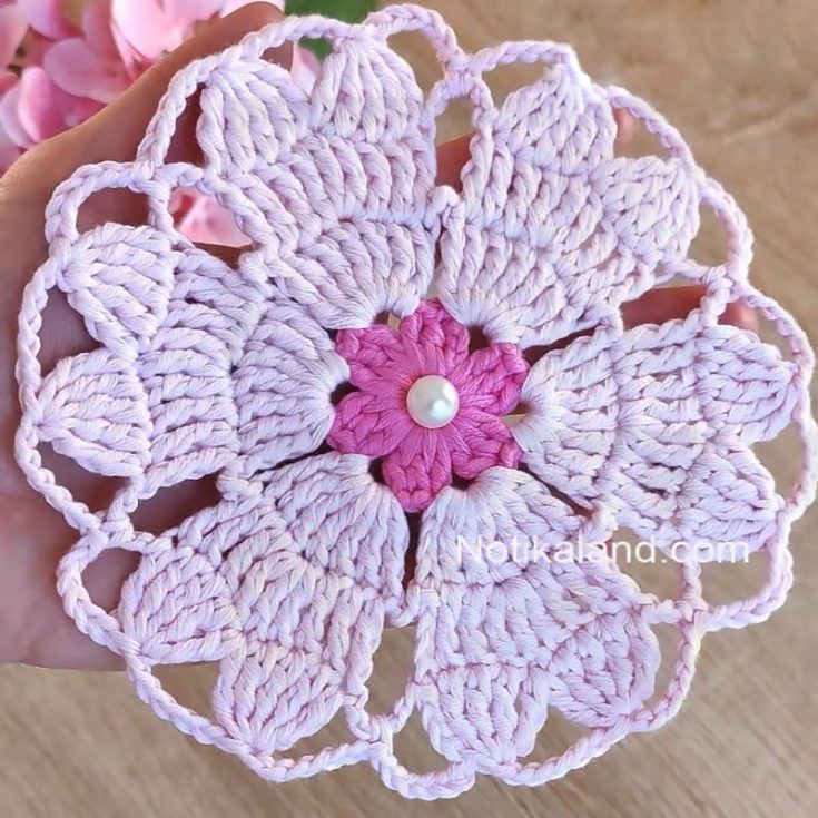 This easy doily is made with basic stitches and will make for a fantastic beginner's project. String up a bunch of these flowers together to create your very own sakura doily wall hanging.