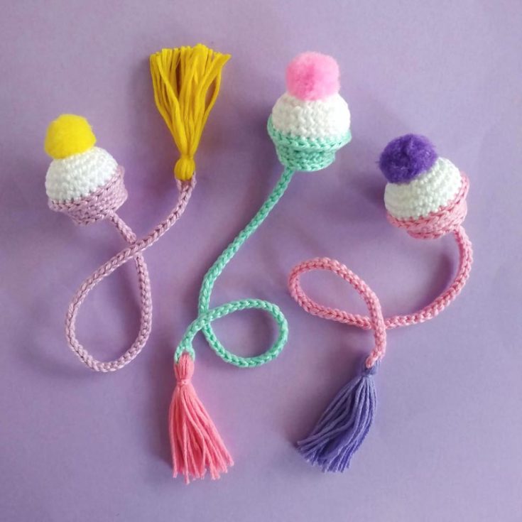 This cute little cupcake will tickle your fancy if you're fond of sweet treats. It's an easy design for all your lovely friends who love sweet things!