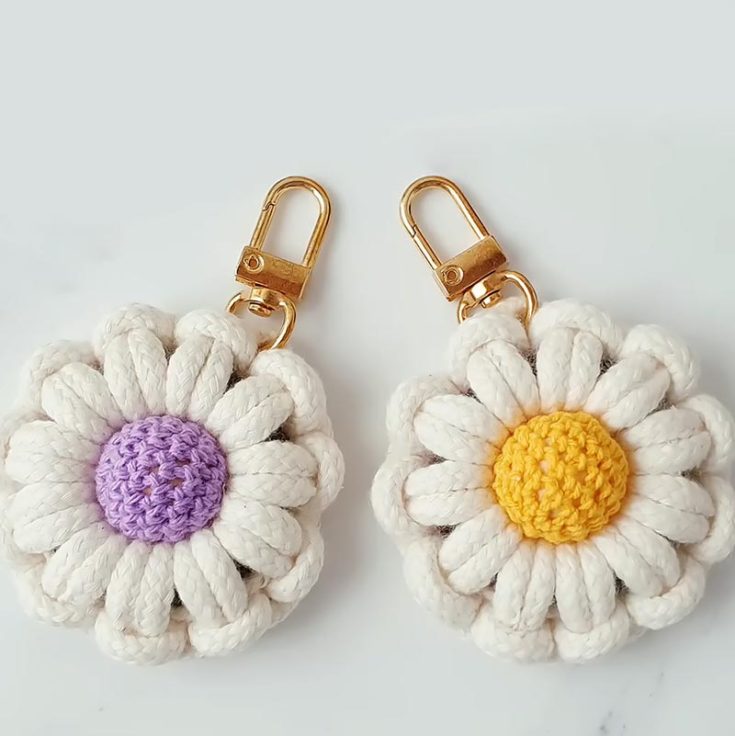 This is another rendition of the daisy keychain that might tickle your fancy. It&rsquo;s made using jumbo braided rope, a keyring, and a dash of creativity. Isn&rsquo;t it adorable? Customize the rope to your ideal color palette for more variety.