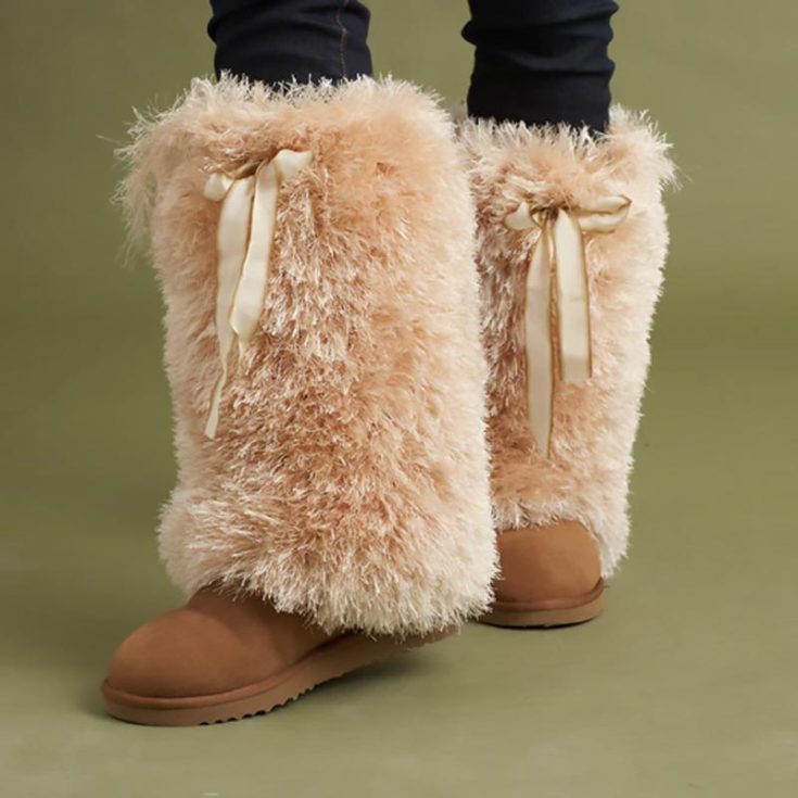Now, these fuzzy leg warmers are our personal favorite among the designs on the list. These leg warmers are a beginner-friendly project, making them easy to knit, and they use bulky-weight yarn. It is a one-size pattern, and the instructions are easy to follow.&nbsp; Size: Adjustable