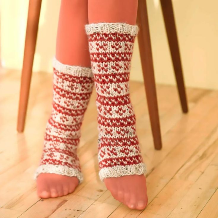 Though Christmas is a few months away, make this lovely design a heartwarming gift for your loved ones. It's a legwarmer pattern that covers the base of your feet and is an intermediate-level project.&nbsp; Size: 8" circumference x 14" length