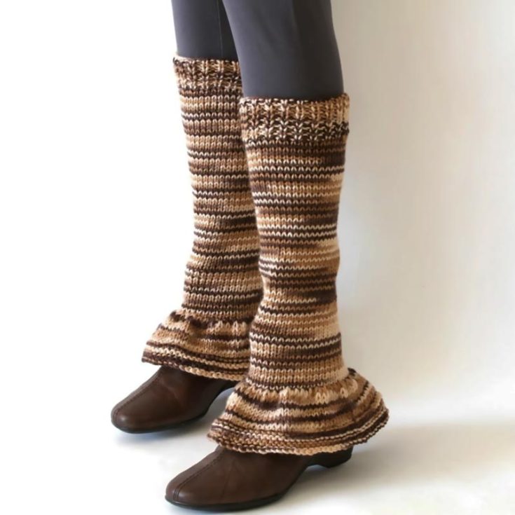 Learn to make these inexpensive, rustic, and gorgeous leg warmers with a bell-bottom design! Isn't it cute? It's an easy knitting pattern catered to beginners, and it looks fantastic paired with a skirt or a dress.&nbsp; Size: Adjustable