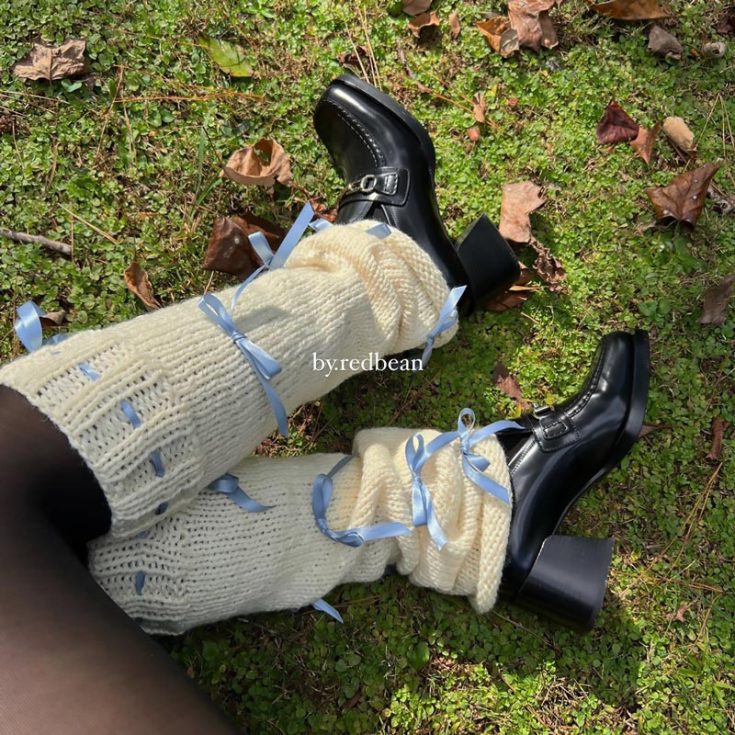 Learn how to make these trendy and coquette-inspired leg warmers that are so adorable! It's a must-have design on your to-knit list and an easy pattern. All you need are 6.5 mm circular needles with worsted-weight yarn. As a finishing touch, adorn it with some lovely bows.&nbsp; Size: Adjustable