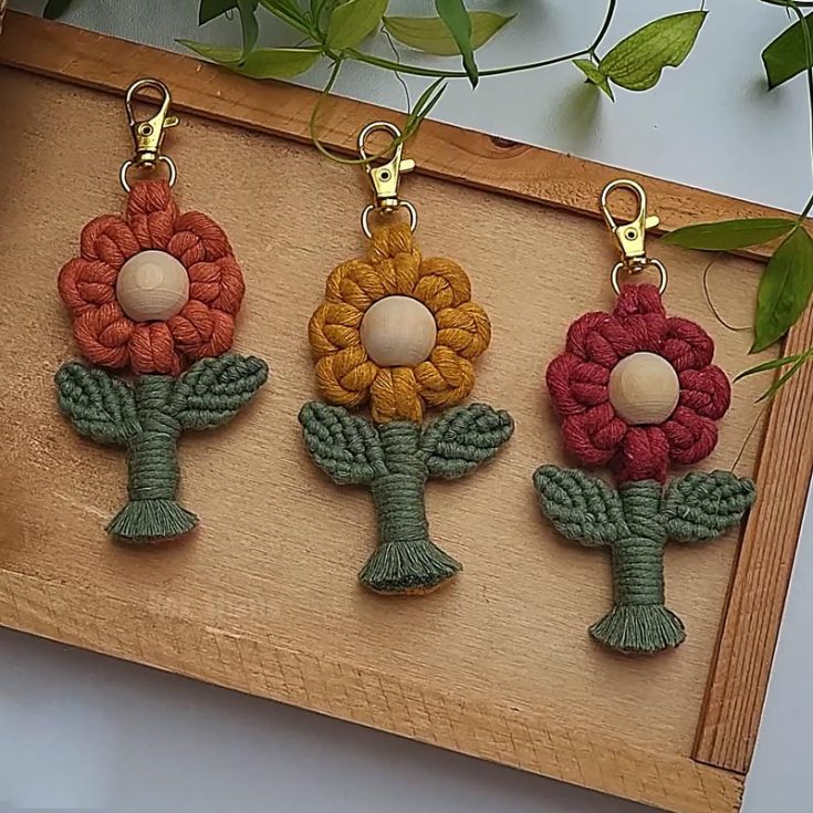 Are you looking for a more challenging piece that might leave an impression? Try making these lovely flower keychains that are detailed and intricate. All you need to do is click the link below and follow along the video tutorial.