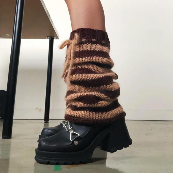 If your personal style is edgy, then this inexpensive pattern is one you must have on your to-knit list! Isn't it gorgeous? This pattern comes with easy step-by-step instructions that use basic techniques and are suitable for confident beginners.&nbsp; Size: Adjustable