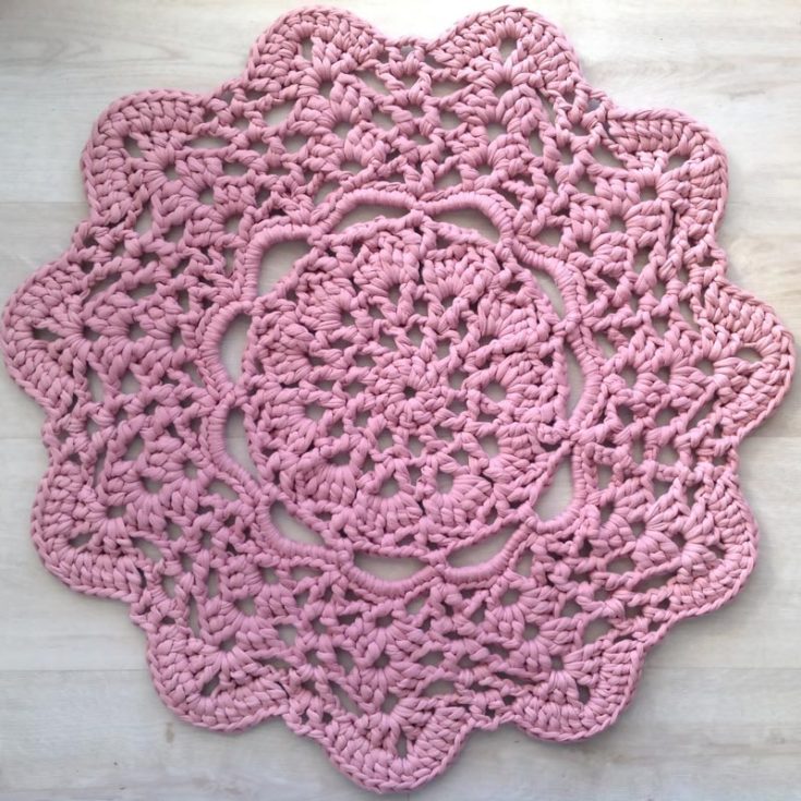 This rug pattern teaches you how to crochet a doily using T-shirt yarn, and you can adjust the pattern size to make it large enough to be used as a rug. Learn how to make it by clicking the link below.