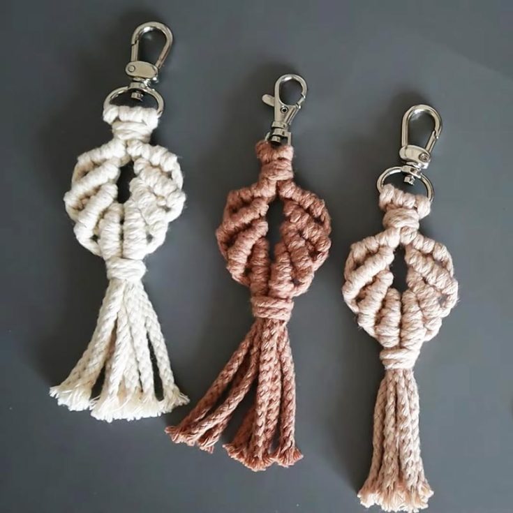 Do you love the beach and embody the beachy vibes and aesthetics? In that case, try making these adorable seashell keychains. It&rsquo;s a pattern made for beginners, and it&rsquo;s completed with mini tassels at the end for a bit of pizzazz.