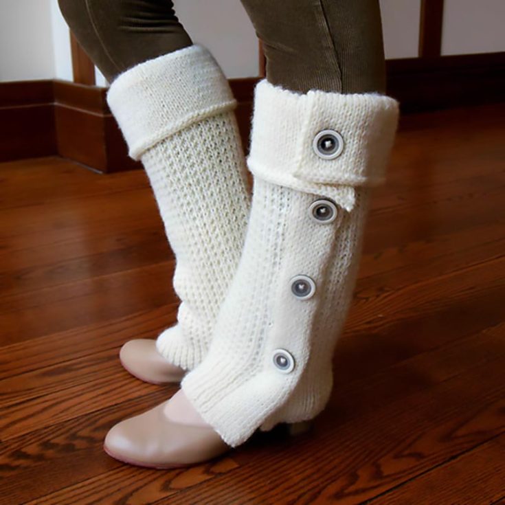 Finally on the list of free patterns is this lovely, classy, and chic Tout Boutonn&eacute; Leg Warmers. It's made with Aran-weight yarn, and the design is written in one size. However, it's totally customizable and easily adjustable to fit your desired length.&nbsp; Size: 14" circumference x 15" length