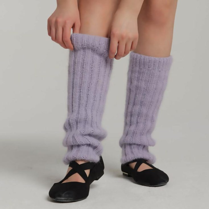 Don't you just love how soft and visually pleasing this easy knit pattern is? It's a beginner-level project, and it's pretty enough to wear anywhere on any occasion. This design also features a 2x2 rib stitch and a 1x1 rib stitch.&nbsp; Size: Adjustable