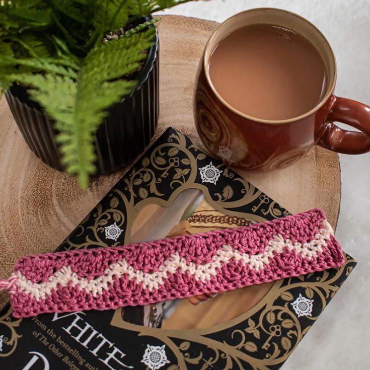 This book marker comes in 2 sizes and is worked in long rows, including special stitches like the treble stitch. The fun part of this pattern is that you can pair contrasting colors to make the squiggle in the middle of the bookmark stand out.