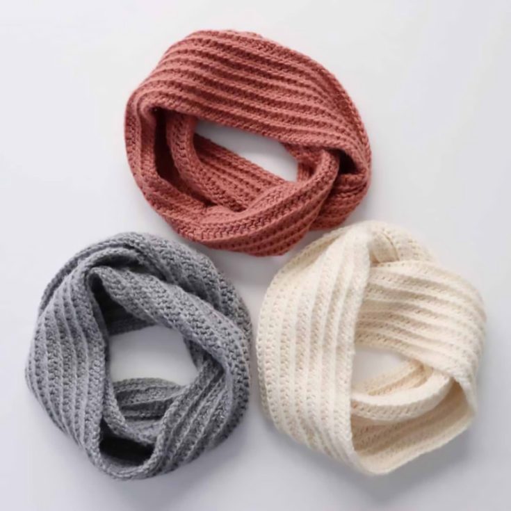 Here is another beginner-friendly scarf made using the half double crochet. The end product is this stunning 4.5 in x 58 in simple yet elegant scarf.