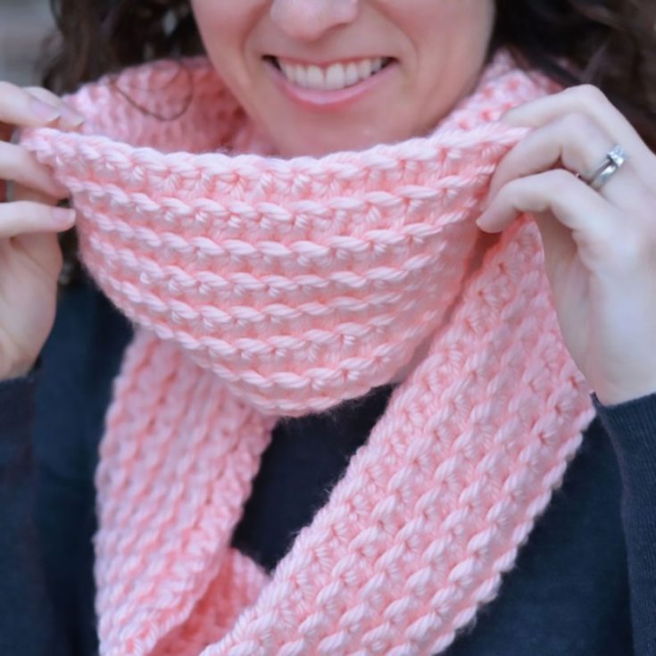 Learn how to make this lovely scarf that is so simple, you can easily master it even as a beginner! It's super easy to customize as well.