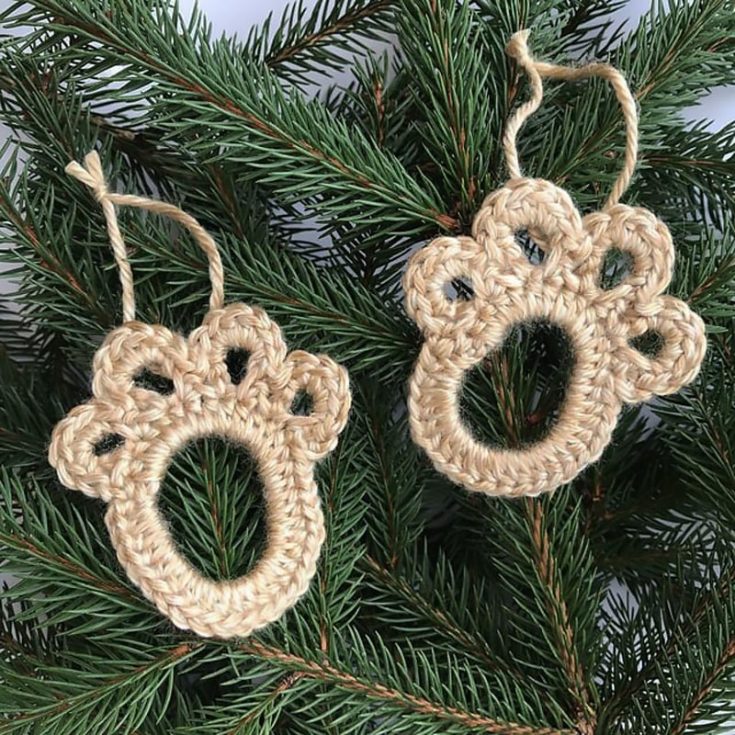Are you celebrating Christmas with your furry friends? Make them feel involved by crocheting their paw print and placing it on the tree!