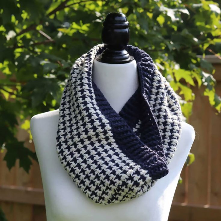 The Houndstooth is the classic pattern of elegance. Learn how to make this versatile pattern in a cowl that will last you through the times.