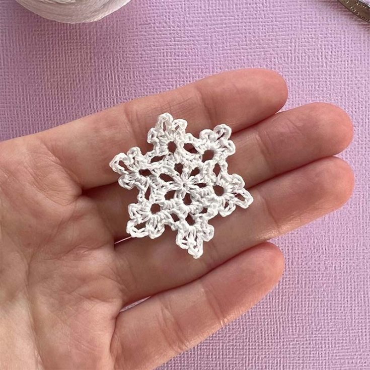Mini crochet patterns have always been a thing! Here's a mini snowflake crochet pattern for all you miniature design lovers. It's fairly simple to make, so beginners shouldn't hesitate in giving this a go!