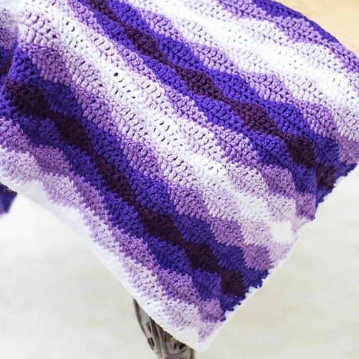 Crochet this fabulous blanket in no time! Its flowing gradient wave pattern creates a dazzling, eye-catching design that&rsquo;s sure to make a splash.