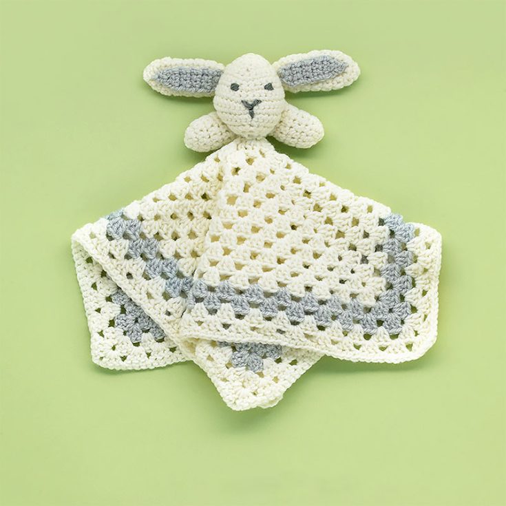 This cute snuggle bunny is a 30cm (12") blanket that is beginner-friendly and would make such a great gift for any newborn.