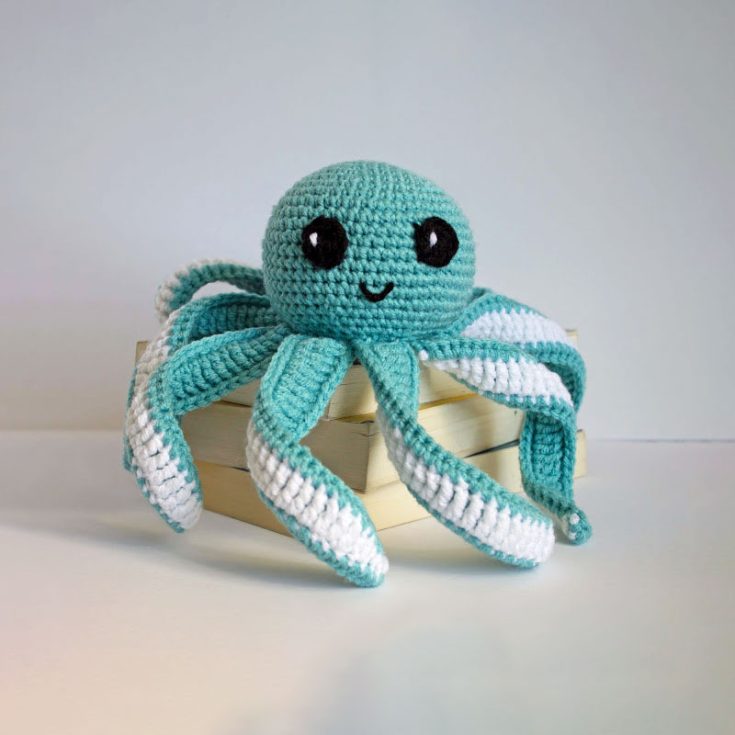 All those tentacles are made thick enough to not be choking hazards and would be so much fun for those little fingers. With those starstruck eyes and smiles, it'll definitely win the hearts of your little ones.