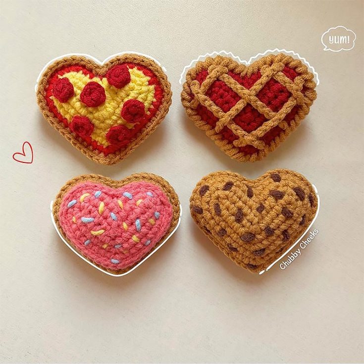 Who says treats have to be edible? Crochet heart-shaped cheesy pepperoni pizza, apple pie, sugar cookies, and chocolate chip cookies. These fun creations are a sweet way to share the love!