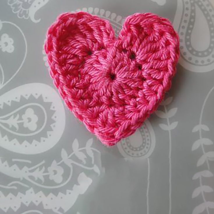 This tutorial guides you step by step through making an applique measuring 1.5 inches (4 cm) across at the widest point. Super easy and beginner-friendly!