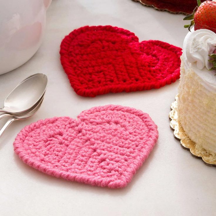 Add a touch of magic and romance to your table with this charming crochet coaster! Made in classic colors, it can easily be customized with shades that reflect your love.